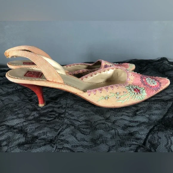 Oscar by Oscar de la Renta embroidered floral sling back kitten heels - Picture 3 of 8